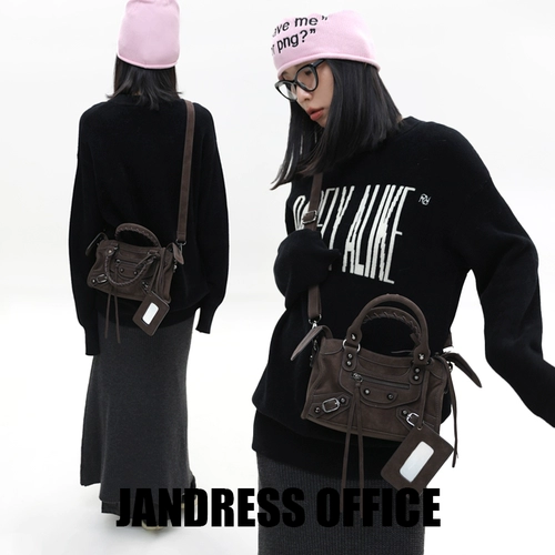 Коричневая маленькая сумка на одно плечо