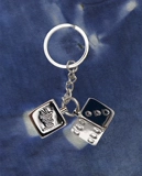 Jianggou продает только оригинальные игральные кости, колокольчики, черепа и брелки-домино из STUSSY METAL KEYCHAIN.