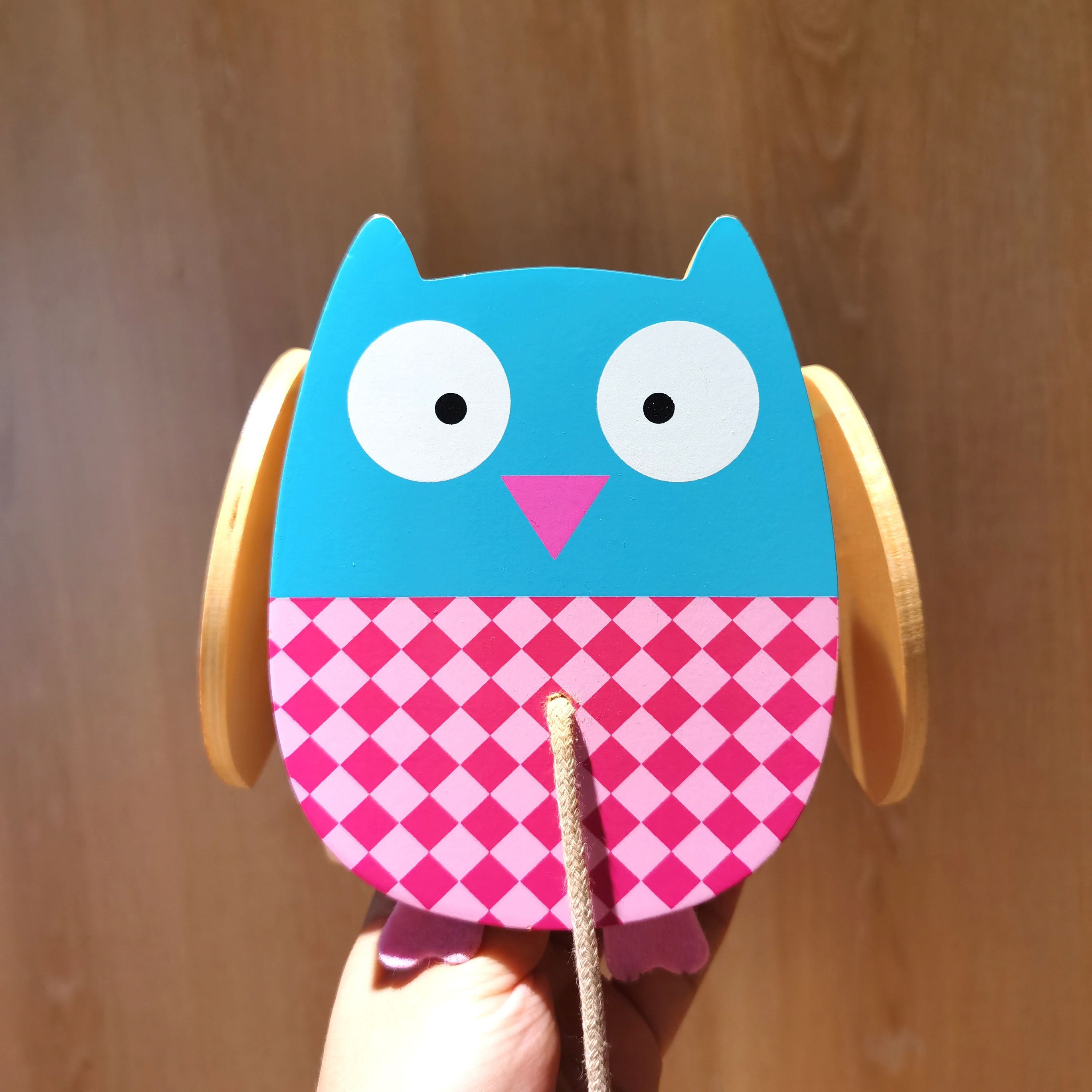 Exported to the U.S. version of YOOKI's wooden owl baby toddler trolley will move with a pull of its wings