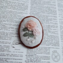 Carpenter pill Taiwan imported wooden bottom brooch Korean wool thread pure hand embroidery