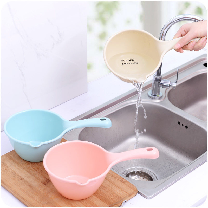 Thickened candy-colored water spoon bathroom kitchen water scoop baby high-quality household plastic water spoon deepened water scoop