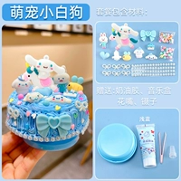 Милая маленькая белая собачка