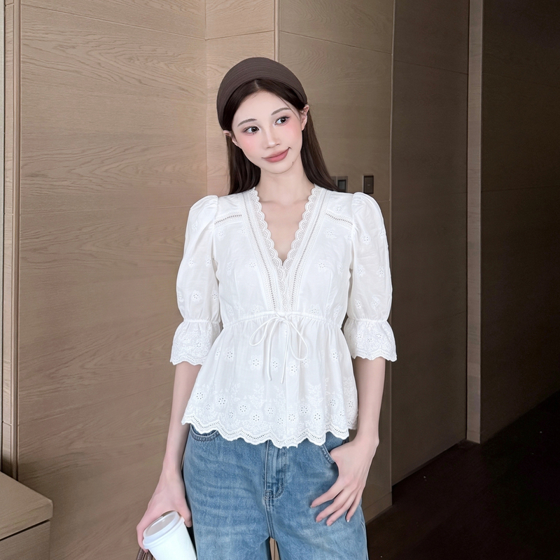 Iamannieww2026 New Summer Women's Lace Trim V-Neck Shirt with Puff Sleeves, Unique Slim-Fit Top, Trendy Iamannieww2026 New Summer Women's Lace Trim V-Neck Shirt with Puff Sleeves, Unique Slim-Fit Top, Trendy