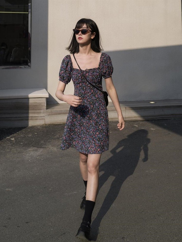 Spring and summer small people are tall and thin, high-waisted French square-neck puff sleeves, short a-word floral dresses, women