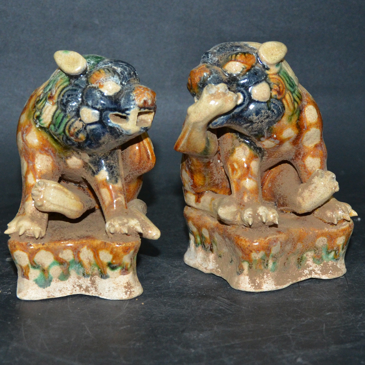 Antique collection Jingdezhen factory goods ceramics Pair of noisy lions ornaments antique ancient porcelain