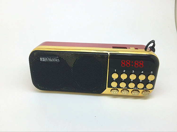 Youjin đang nghe chiếc máy nghe nhạc nhỏ cũ dành cho người chơi, bên ngoài chiếc radio mini cầm tay - Máy nghe nhạc mp3 máy mp3