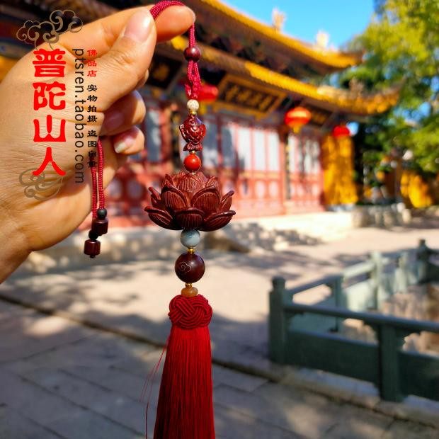Putuo Mountain Temple passes the incense burner lotus car hanging in and out of peace, step by step, the lotus is high, auspicious, and there is a gift box