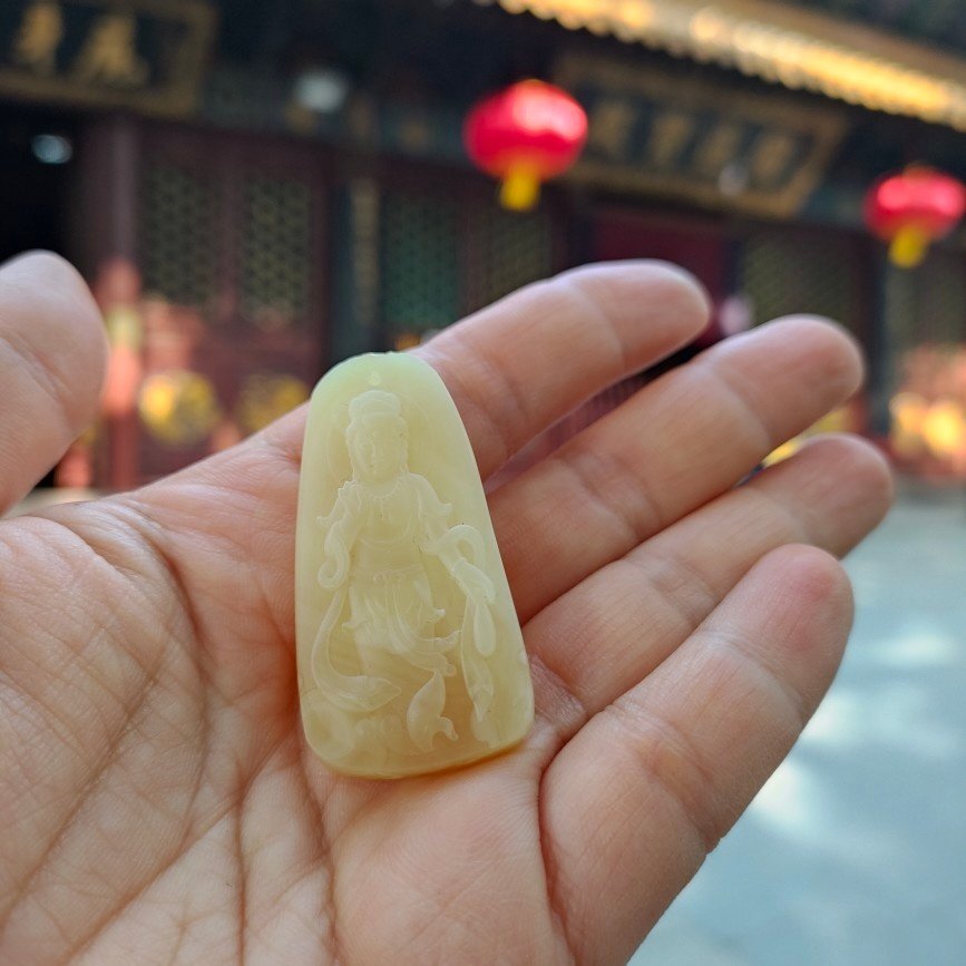 Putuo Mountain Monastery Over Incense Stove Pendant Necklace of Buddha Guanyin Bodhisattva Bodhisattva Pendant Honeywax with certificate Worthy Gift Box