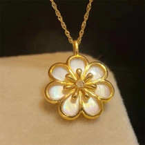 Romantic Cherry Blossom Flower Petals 18K Gold Pendant Pendant Pendant White Mother Bay Diamonds Inlaid Gentle And Delicate Woman