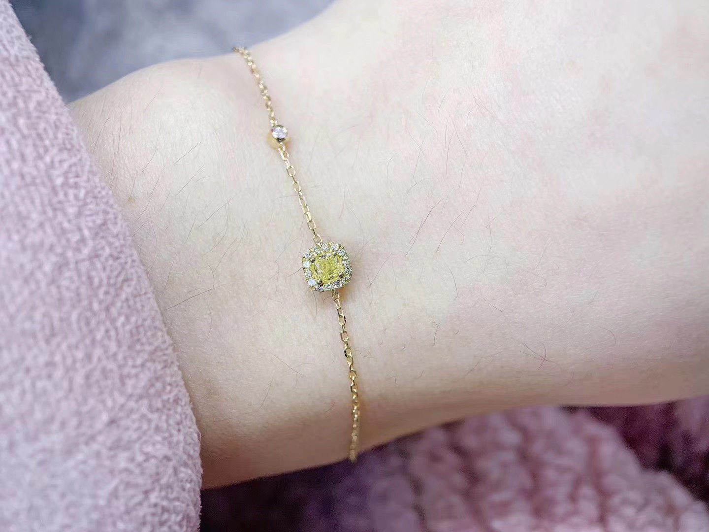 Square pillow-shaped total 28 points natural real diamond main diamond 20 points yellow diamond 18K gold adjustable hand delicate