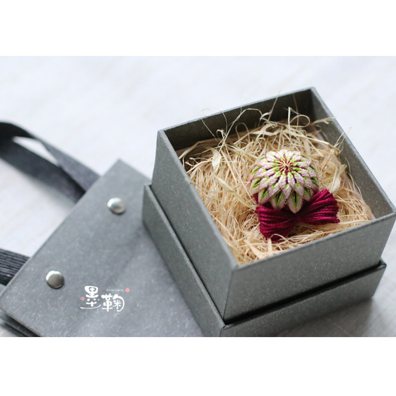 Hand bow brooch gift box