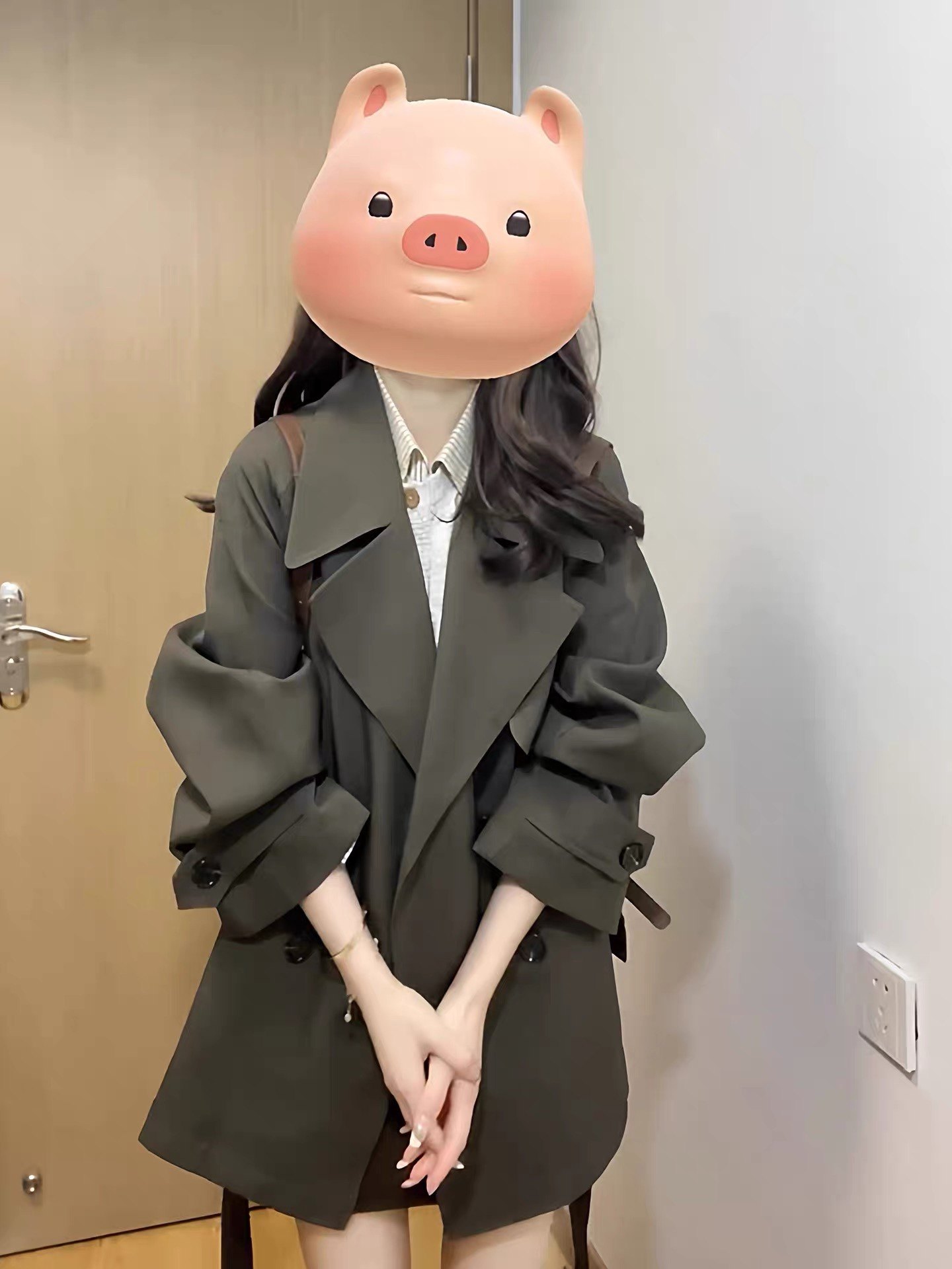 この2025年新作のレディーストレンチコートは、非常にスタイリッシュでトレンディです。人気のミドル丈デザインで、小柄な女性にぴったり。洗練された雰囲気を醸し出します。