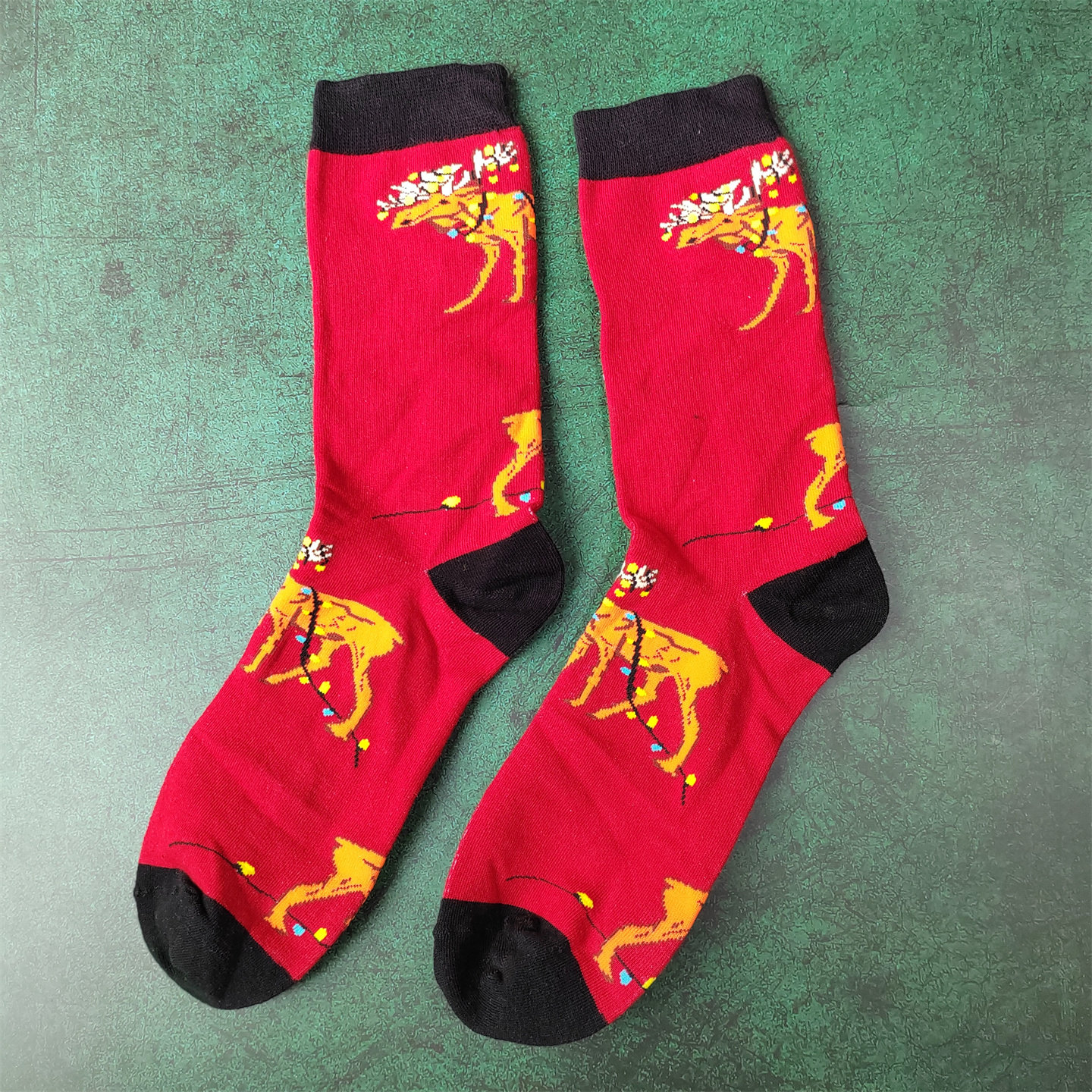 女性用赤いクリスマスストッキング。鹿柄、ふくらはぎ丈、ユニセックス、オールシーズン対応の純綿素材、キュートでスタイリッシュ。