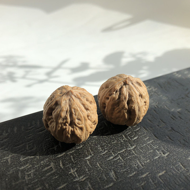 Northeast walnut wild small catalonia natural hand twirl small size mini-text playing with a pair of men with a pair of autumn