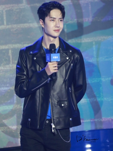 Уличный танец король Yibo То же самое кожаный мужчина старший старший сенсорный мягкий мягкий пакет кожи Необыкновенный модный красивый локомотив