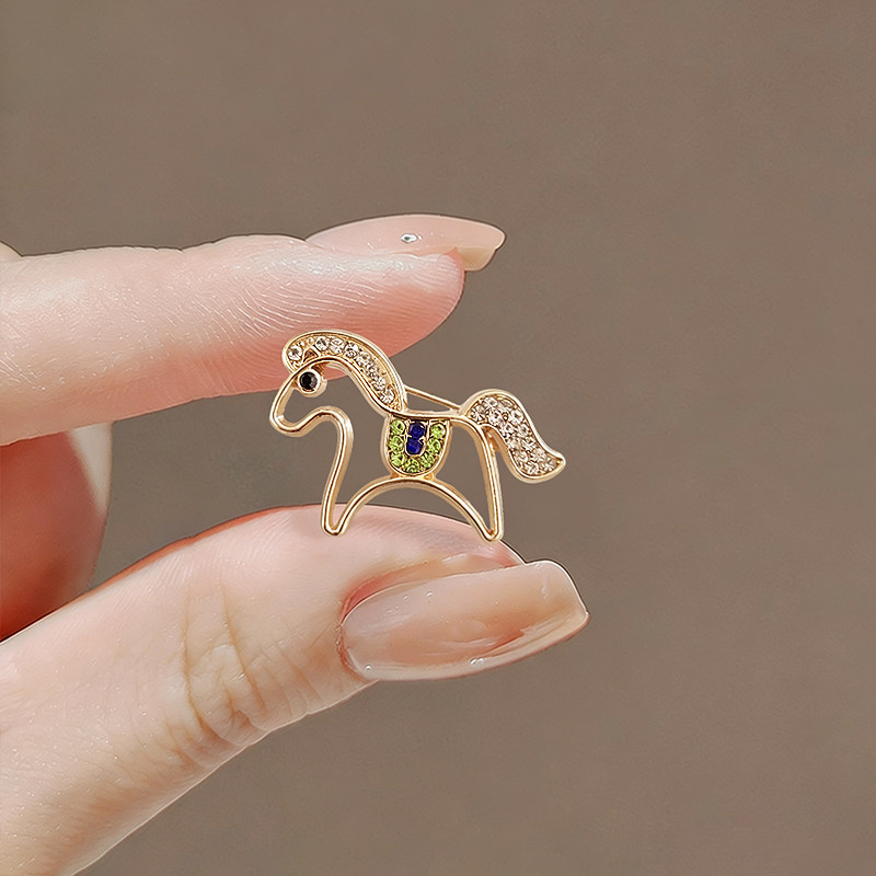 2026 Year of the Horse Exquisite Hollow-Out Colored Diamond Pony Brooch for Men and Women, Cute and Unique New Year Pin, Elegant Brooch Accessory