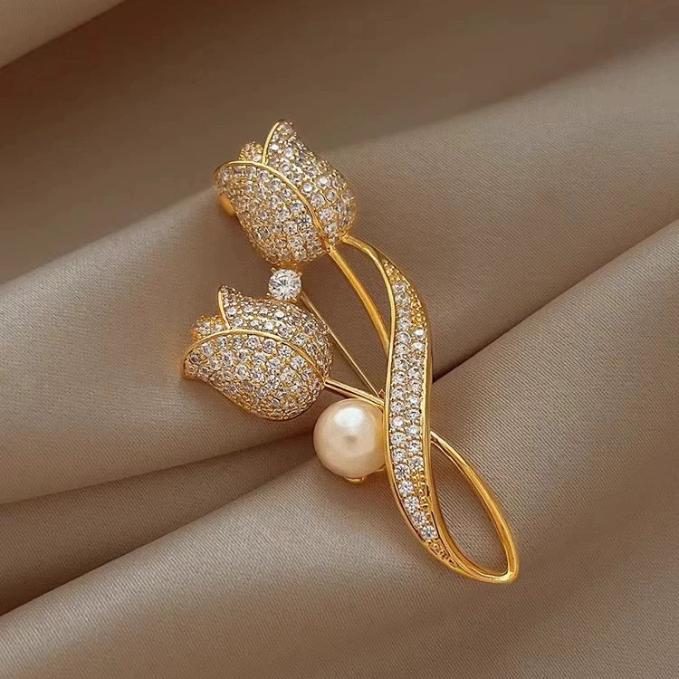 Tulip flower brooch for women, high-end corsage, exquisite, elegant, luxurious pin, sophisticated suit cardigan accessory.