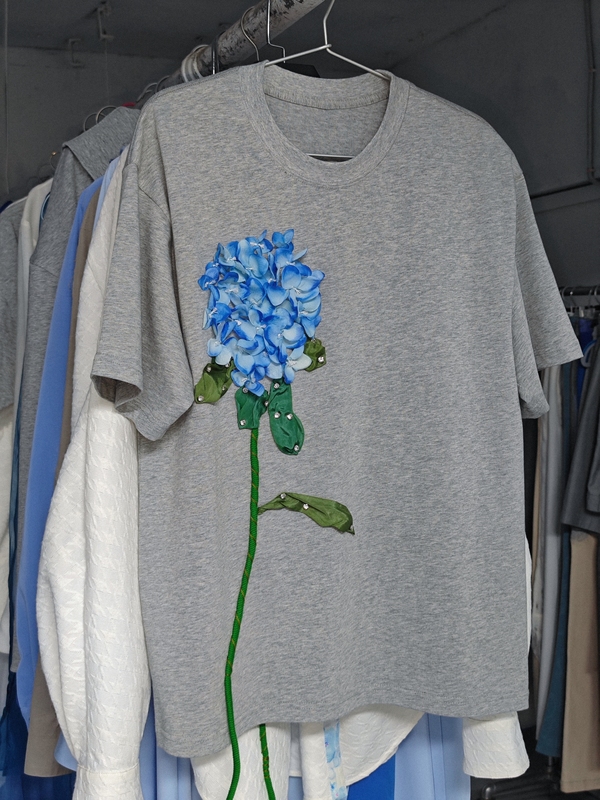 Chengguang Wang2025 Hydrangea Hand-Beaded Gray Short-Sleeved T-Shirt Top Silk Ribbon T-Shirt
