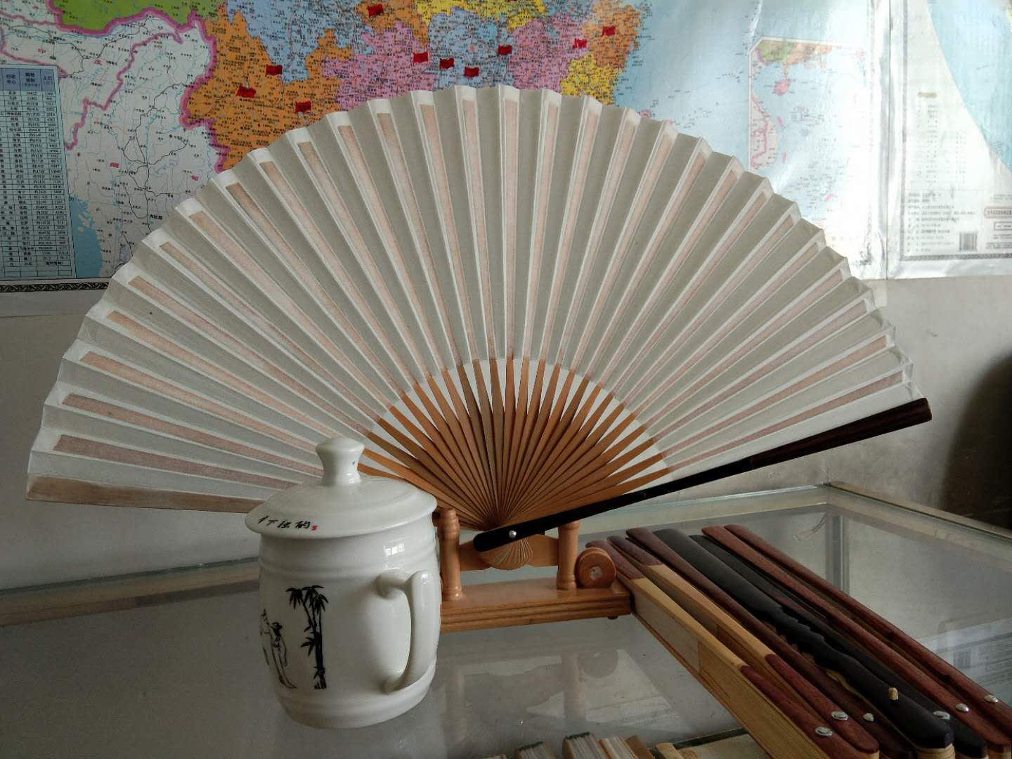 Rongchang's new red wood handmade folding fan 8 inch 9 inch 10 inch by hand to make engraving painting black and white silk male and female-Taobao