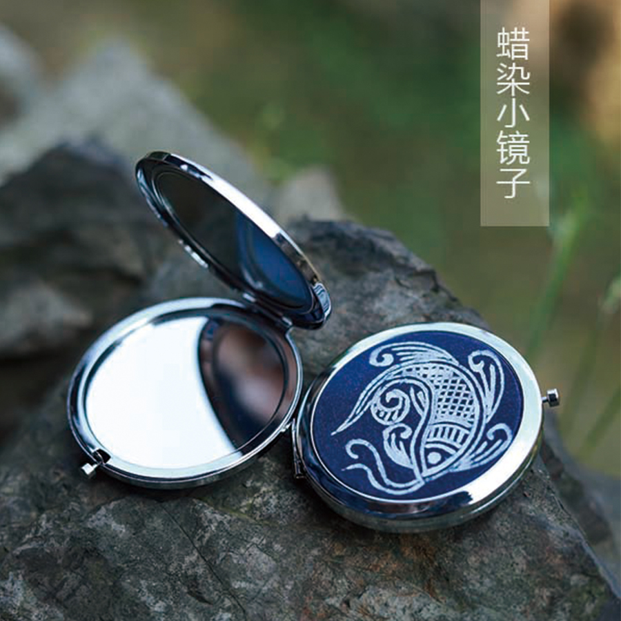 Water Fair grass dye hand wax dye mirror Guizhou blue dye folding ladies with makeup national cultural and creative gift