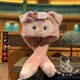 Лена Белль зажимает подвижную шляпу