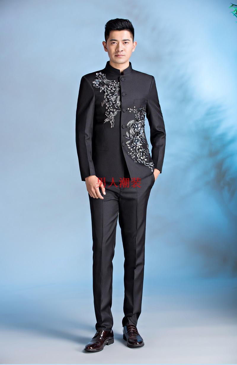 Hợp xướng nam phong cách Trung Quốc nam chủ nhà biểu diễn trang phục biểu diễn trang phục quốc gia thêu trang phục đứng cổ áo đen trang phục dân tộc thái
