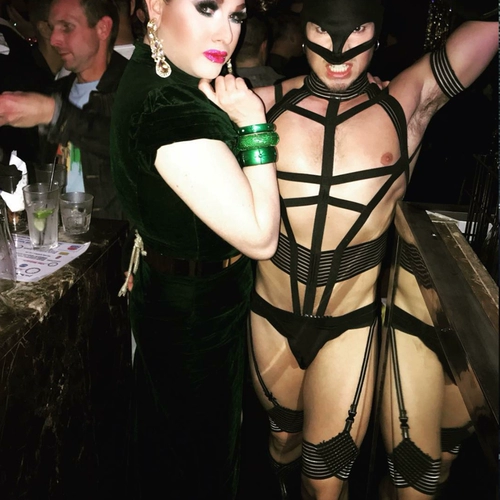 Ночной клуб DS Мужской Gogo Performance Sucte ослаблен и плотно привязан к серебряной железной цепи сексуальной груди с белым лежащим в эластичном поясе WP