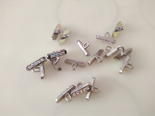 2cm Silver plastic bottom colorful row diamond decorative word buckle decorative button 1 yuan 15 pieces