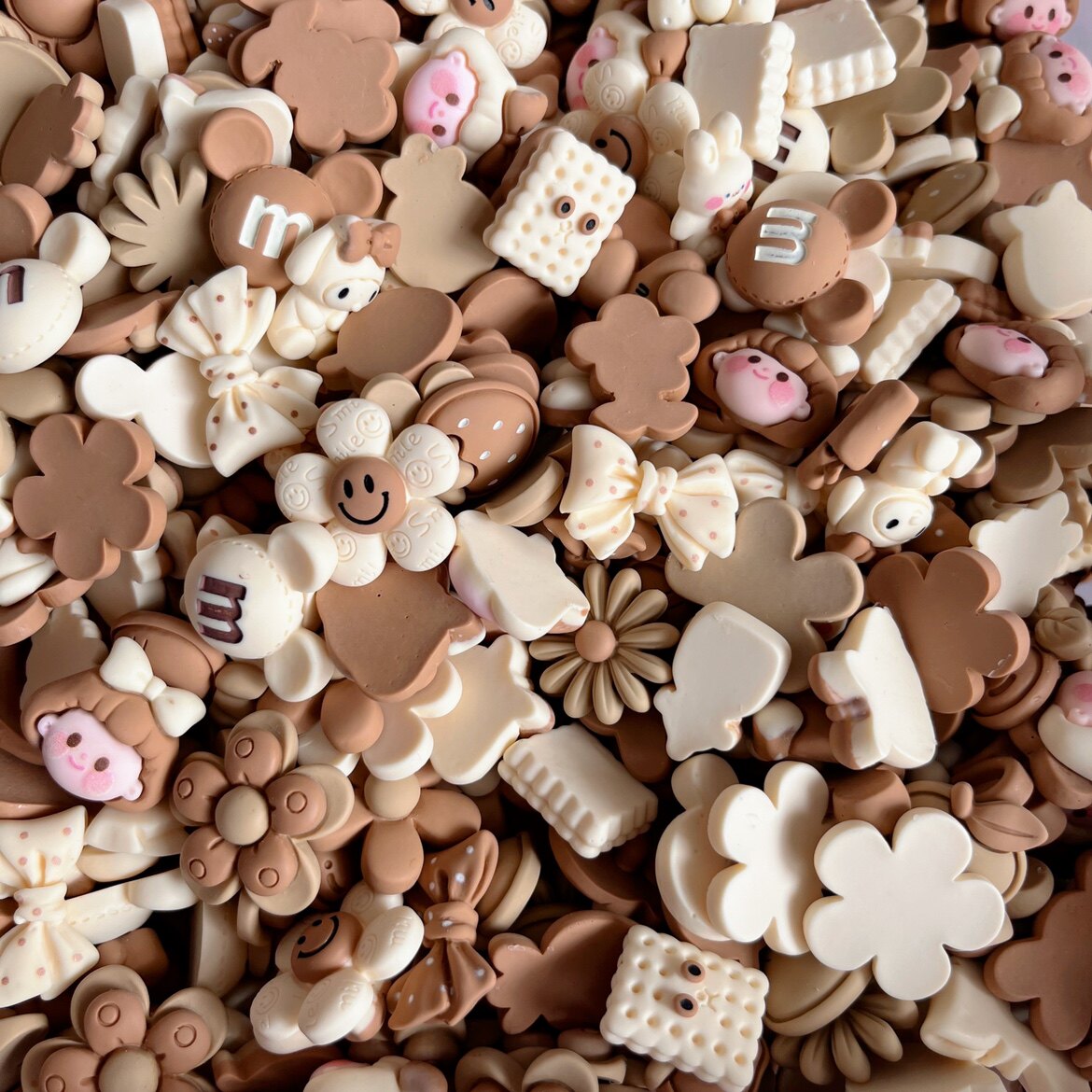 Cute Girls Car Carrying Ornaments Randomly Stick Small Hooks Ornaments Car Interior Decoration Supplies Daquan Air Outlet Aromatherapy