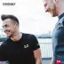 Anh em thể thao căng cơ tự luyện tập thể hình T-shirt mỏng phần thoáng khí tập luyện phù hợp với người đàn ông cơ bắp chặt vòng cổ tay áo ngắn