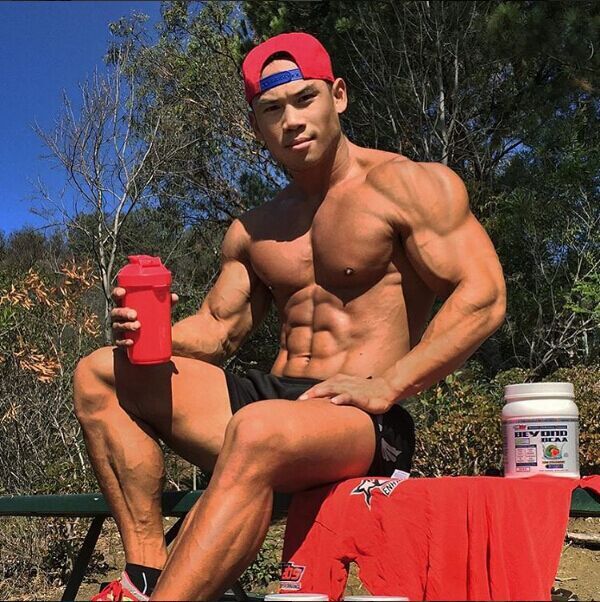 Nhanh chóng làm khô quần short thể thao nam mùa hè tập thể dục brothers squat kích thước lớn ba quần cơ bắp mỏng thoáng khí chạy quần short quần adidas 3 sọc