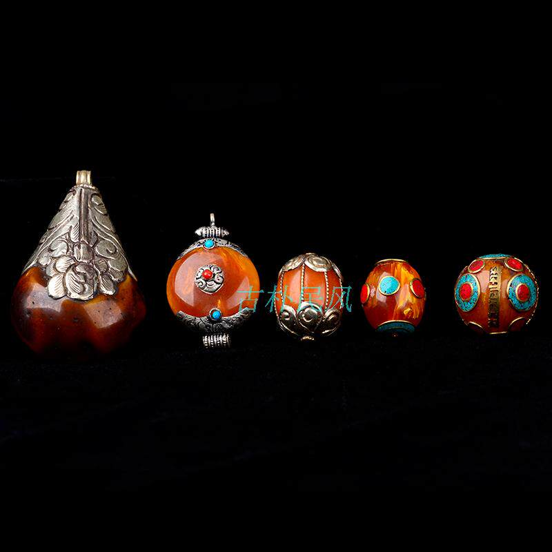 Tibet Nepal Ethnic featured ornaments Bohemian Tibetan silver imitation of old honey wax pendant male and female