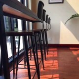 Американский железный сплошной древесина. Домохозяйственное столик, стул в молочный чайный магазин против стены на столе настольной столешницы с высоким содержанием стола и стула