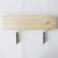 Два железных крючка + сплошная деревянная перегородка 30*8см с короткими винтами