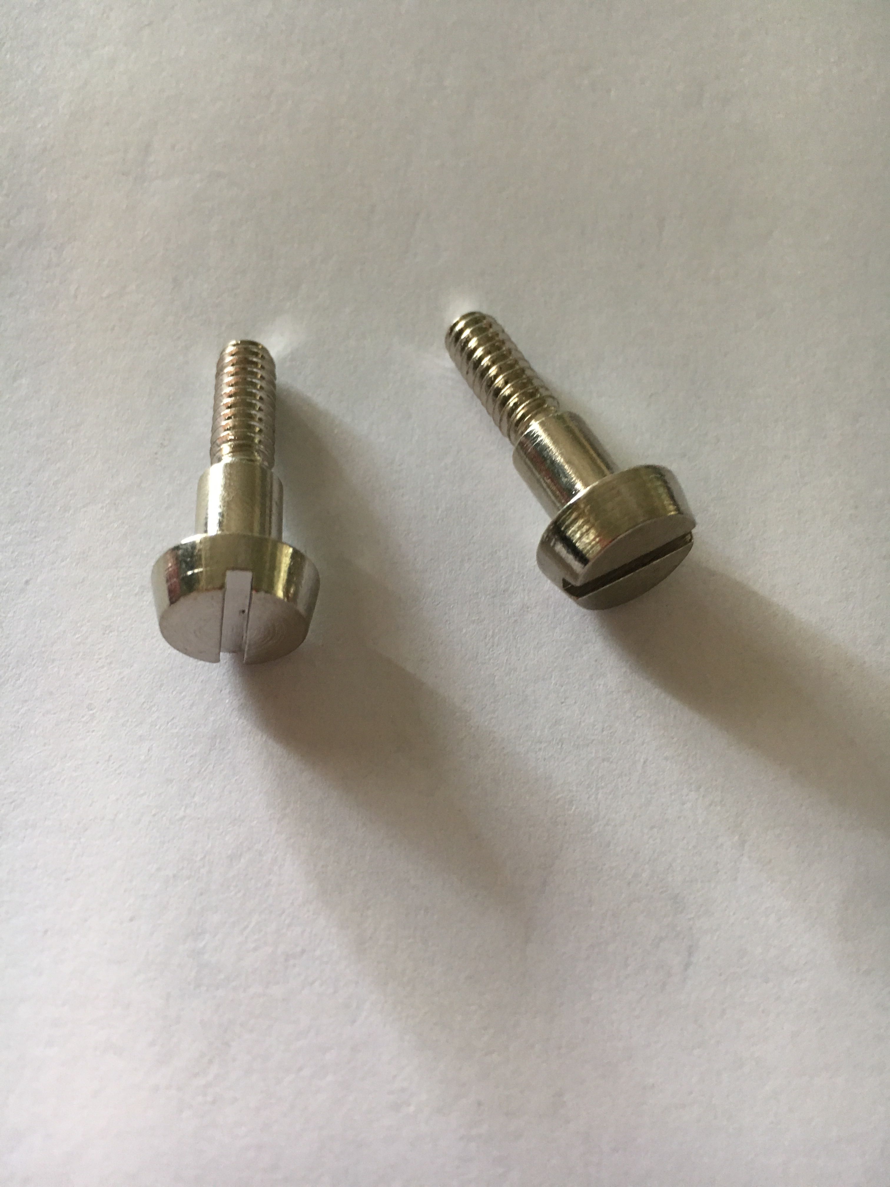Hand wringing screw iron plated nickel is available to be set up