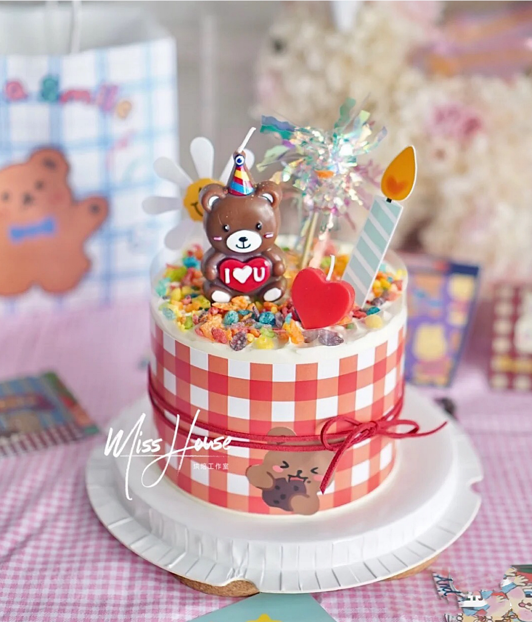 Children's Day Valentine's Day Tanabata Cake Decoration Plaid Paper Cake Rim Antique Hugging Love Bear Candle Ornaments