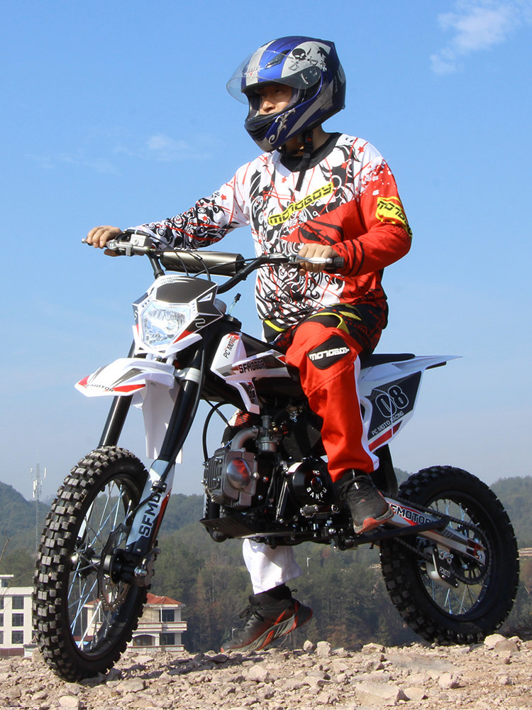 Two-Wheeled Off-Road Motorcycle, Fuel-Powered Vehicle, Competitive Off-Road Vehicle, Children's Mountain Venue, Medium-High Speed Off-Road Vehicle, Small Jump