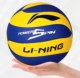 Li-Ning volleyball ຂອງແທ້ No 5 ຖືກອອກແບບມາເປັນພິເສດສໍາລັບນັກຮຽນສອບເສັງເຂົ້າໂຮງຮຽນມັດທະຍົມມັນມີຄວາມຮູ້ສຶກອ່ອນໂຍນແລະສາມາດນໍາໃຊ້ໃນເຮືອນແລະນອກສໍາລັບການຝຶກອົບຮົມແລະການແຂ່ງຂັນ.