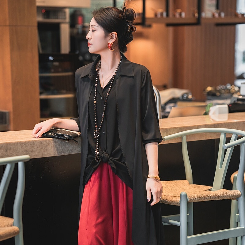 Ai Xi Selects Fashionable Black Mid-Length Shirts for Middle-Aged Women in Spring, Loose-Fitting, Elegant and Versatile Shirts for Women
