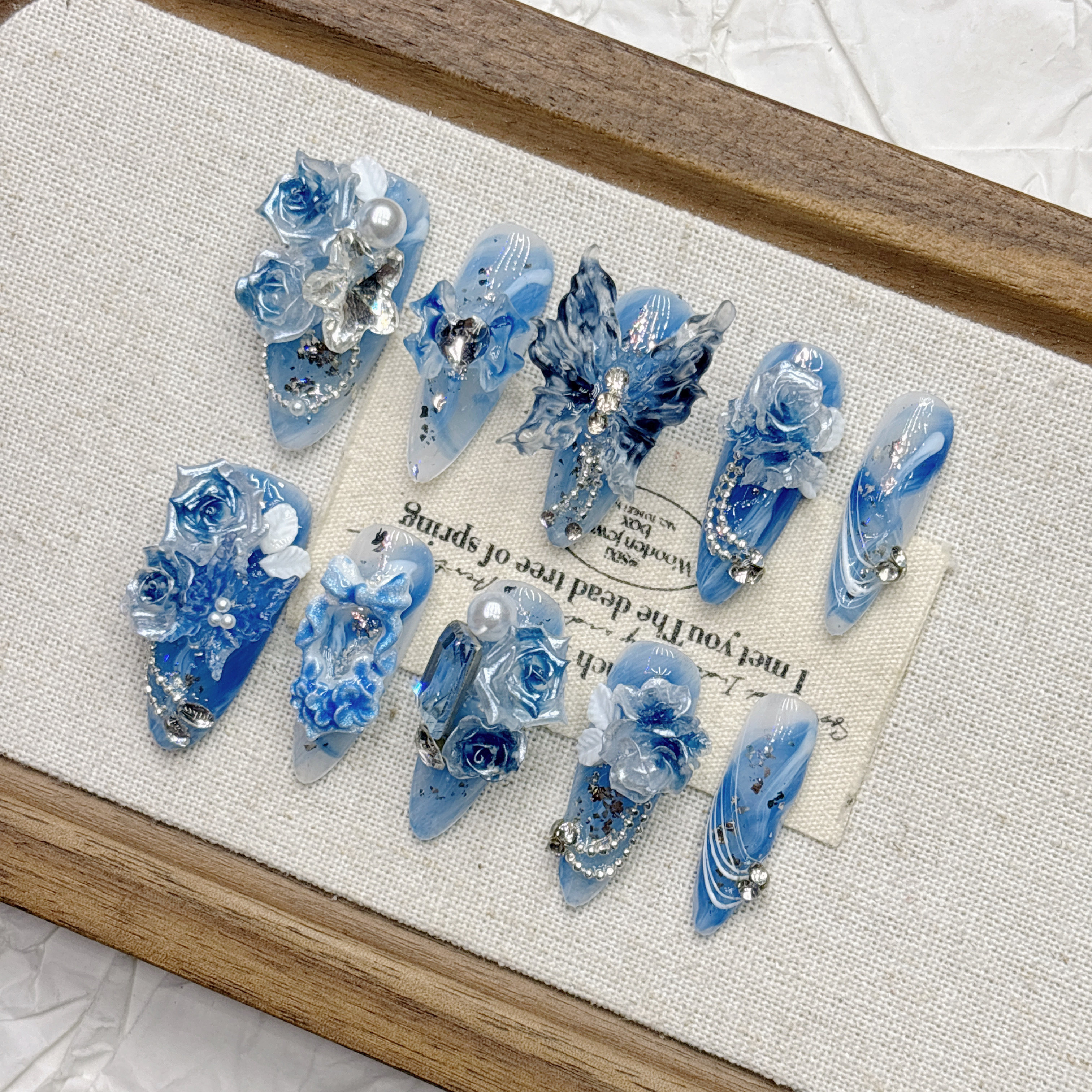 Blue frozen roses are purely handmade, wearing white armor, new fake nails, custom fairy gas, ice transparent, pure desire, medium and long styles. — wholesale press on nails detail view 5