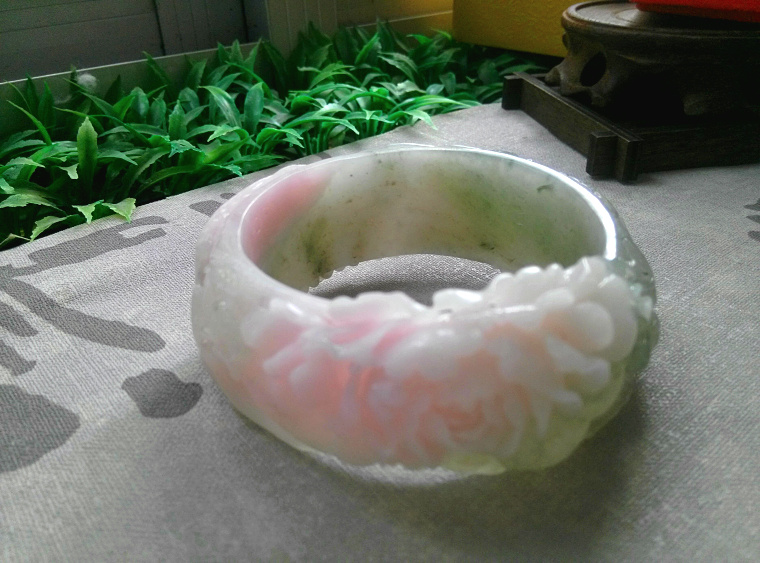 The customer ordered a separate mountain jade hibiscus red carved dragon and phoenix Chengxiang peony bracelet wide strip ring mouth natural jade female model