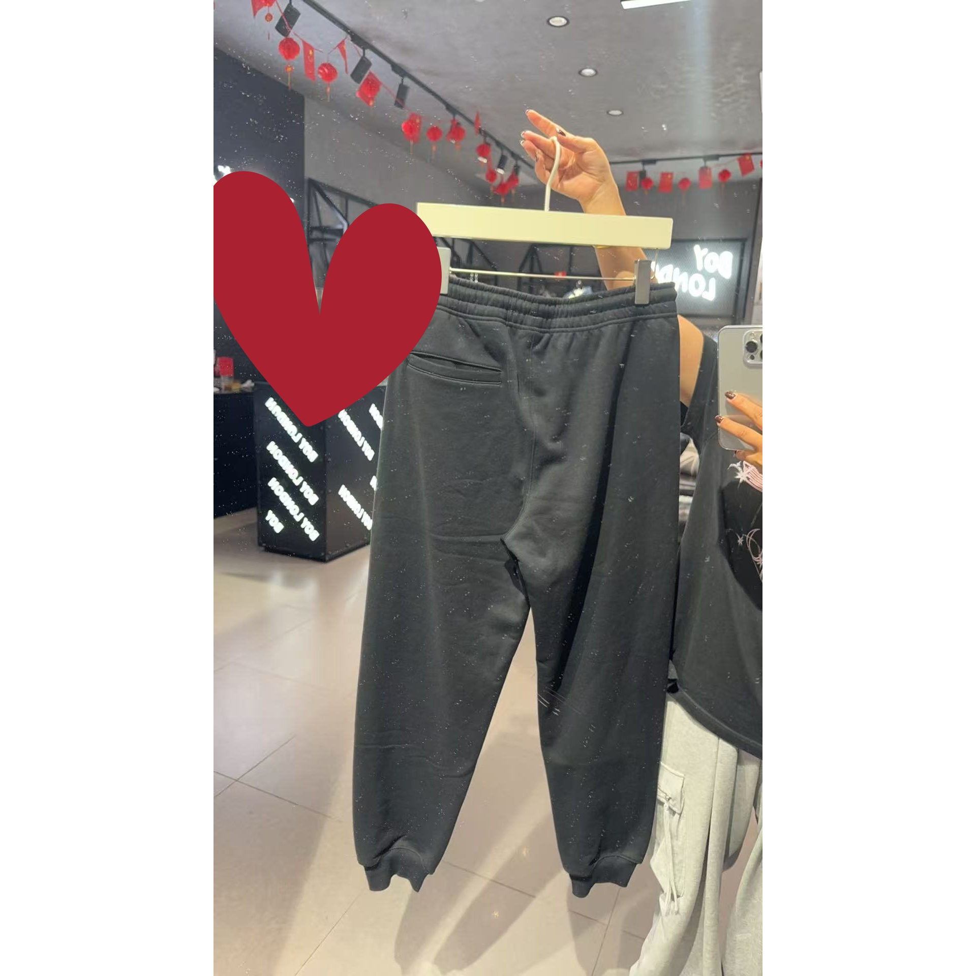 2025秋季卫裤潮流:钢印字母与时尚的碰撞