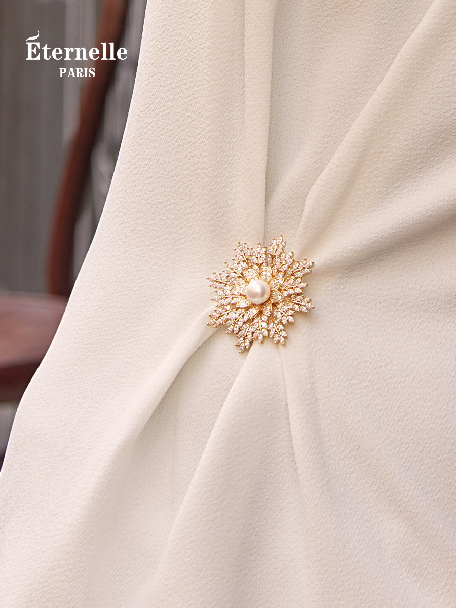 Eternelle French Eternal Design Corsage, Feminine Snowflake Brooch, High-End Silk Scarf Buckle, New Year's Gift