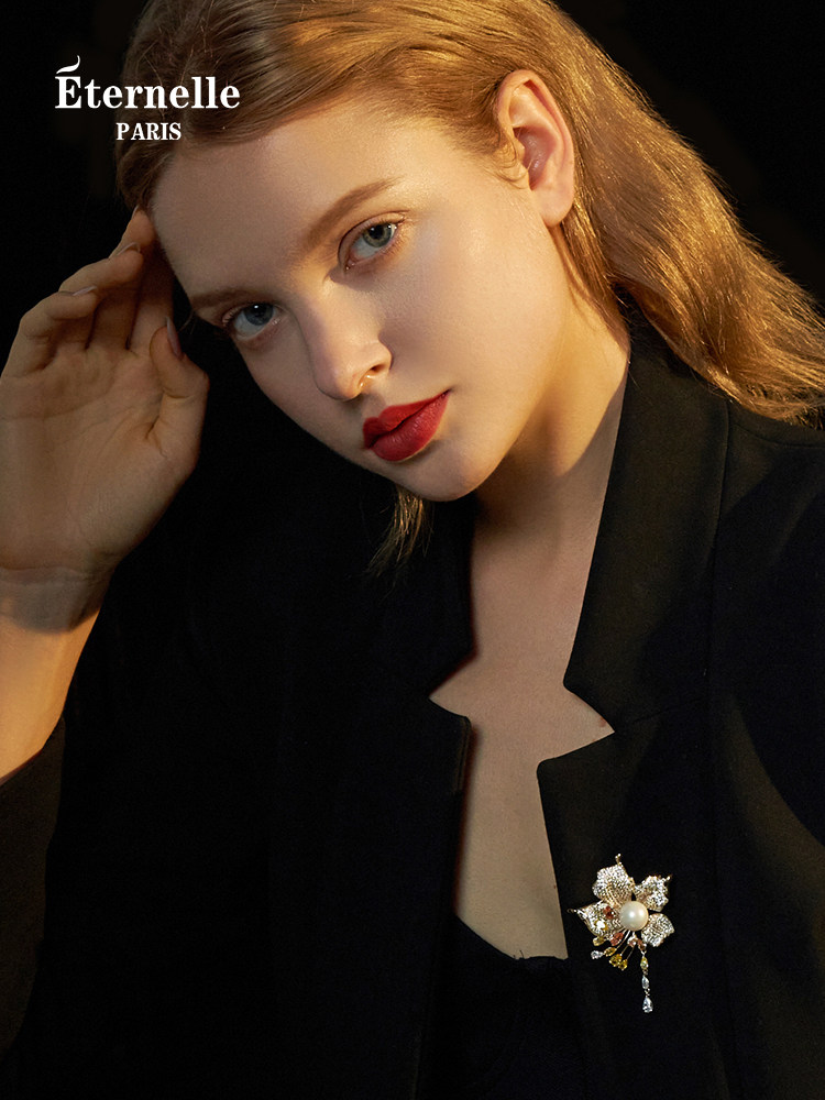 French Eternelle High-End Brooch for Women, Niche Design, Light Luxury Corsage, Elegant Flower Collar Pin, Birthday Gift