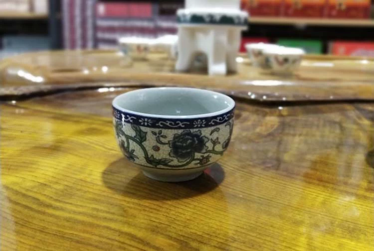 Bán Jingdezhen gốm sứ lớn bát sứ màu xanh và trắng Sasaki Nhật Bản tách trà trà bộ màu xanh hoa mẫu đơn cốc chủ - Trà sứ