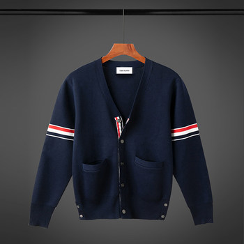 ເສື້ອຢືດ cardigan tb ສໍາລັບຜູ້ຊາຍແລະແມ່ຍິງ, ເສື້ອຍືດຄໍ v-sleeve ແຂນຍາວຂອງຜູ້ຊາຍແລະແມ່ຍິງ, ຍີ່ຫໍ້ trendy ໃນພາກຮຽນ spring ແລະດູໃບໄມ້ລົ່ນ.