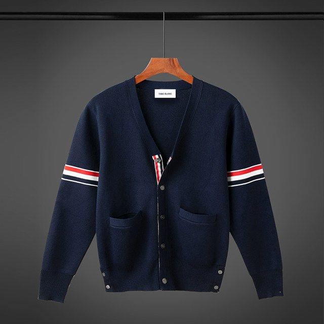 ເສື້ອຢືດ cardigan tb ສໍາລັບຜູ້ຊາຍແລະແມ່ຍິງ, ເສື້ອຍືດຄໍ V-sleeve ແຂນຍາວຂອງຜູ້ຊາຍແລະແມ່ຍິງ, ຍີ່ຫໍ້ trendy ໃນພາກຮຽນ spring ແລະດູໃບໄມ້ລົ່ນ.