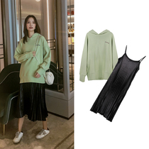 Pregnant women spring suit out of fashion 2021 early autumn new hooded sweater suspender dress two-piece set