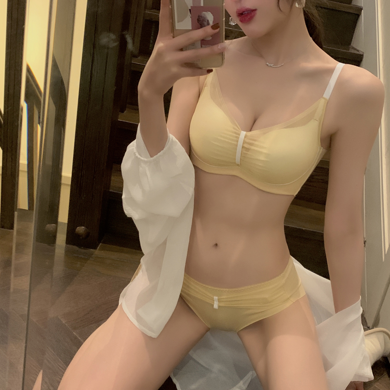 Japanese latex underwear women's small breasts gathered and retracted breast adjustment type thick bra flat chest no underwear set