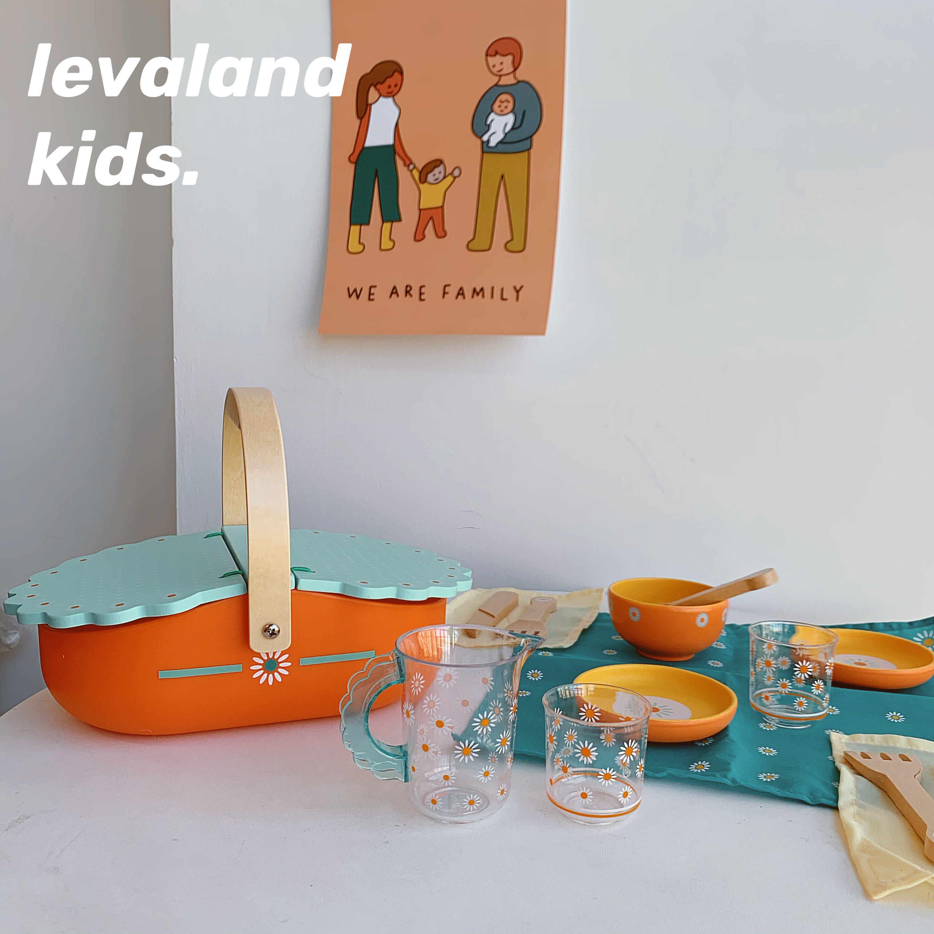 French Djeco Fields Garden Picnic Music Small Daisy Picnic Basket Can Contain the Home Wine Spring Sunday Picnic Toys 4 years old 